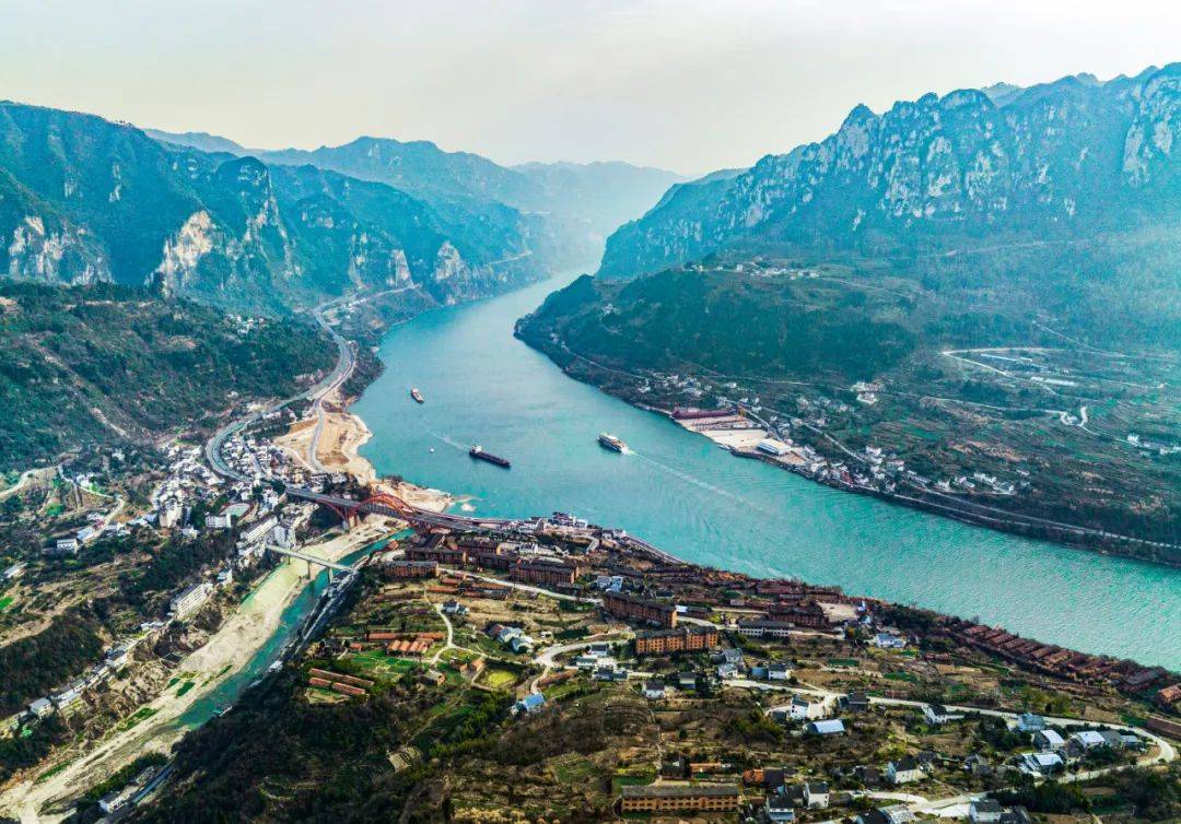 长江之畔，湖北岁月诗篇